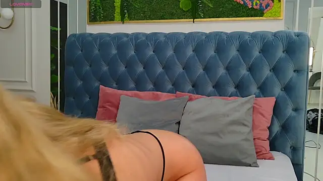 Snapshot of SiennaPierce chatting on 12/15/25, 05:12 SiennaPierce online show from 12/15/25, 05:12