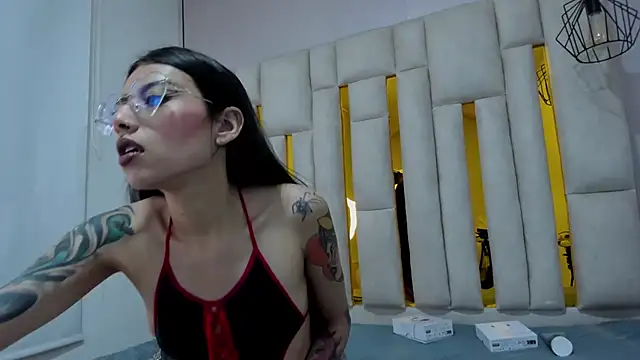 viollettaa  online show from 11/16/25, 12:11