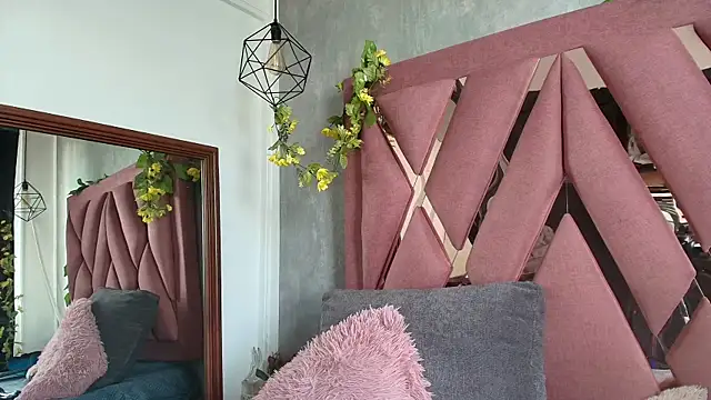 viollettaa  online show from 04/24/26, 06:10