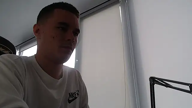 Snapshot of FreddyBredi chatting on 10/27/25, 09:02 FreddyBredi online show from 10/27/25, 09:02