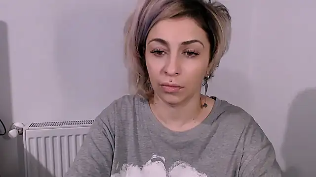 Snapshot of AAARUNY chatting on 02/08/26, 04:32 AAARUNY online show from 02/08/26, 04:32