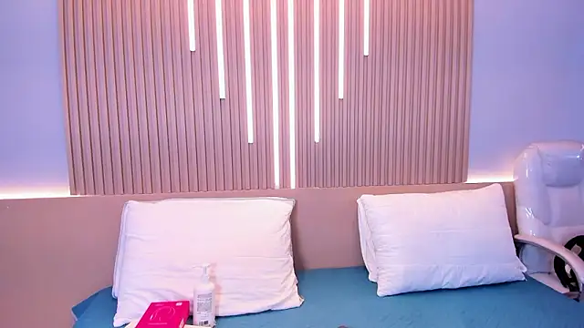 Snapshot of Camile_cute chatting on 02/14/26, 06:37 Camile cute online show from 02/14/26, 06:37