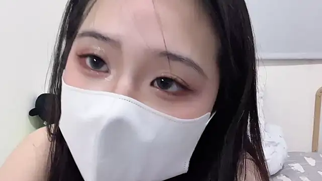 Snapshot of LHeart chatting on 10/25/25, 02:35 LHeart online show from 10/25/25, 02:35