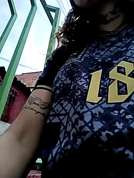 Snapshot of Alis_1327 chatting on 09/08/25, 11:04 Alis 1327 online show from 09/08/25, 11:04