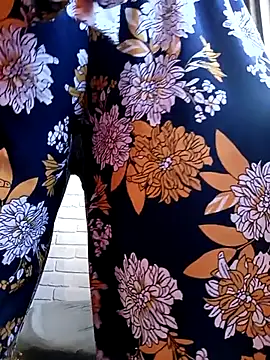 Snapshot of Alis_1327 chatting on 09/23/25, 01:36 Alis 1327 online show from 09/23/25, 01:36