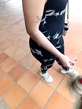 Snapshot of Alis_1327 chatting on 10/04/25, 06:17 Alis 1327 online show from 10/04/25, 06:17