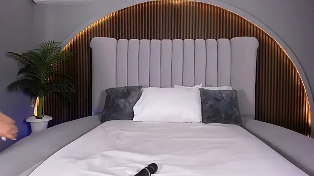 KatlynRous online show from 11/29/25, 05:27