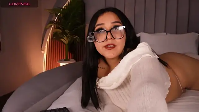 KatlynRous online show from 12/22/25, 05:21