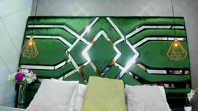 ThaliaCross online show from 10/23/25, 08:18