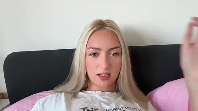 Snapshot of Kitty_Swetty chatting on 10/02/25, 10:44 Kitty Swetty online show from 10/02/25, 10:44