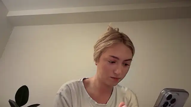 Snapshot of Kitty_Swetty chatting on 12/17/25, 11:55 Kitty Swetty online show from 12/17/25, 11:55