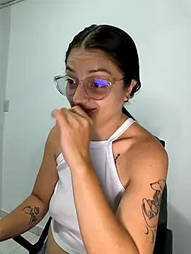 Snapshot of Coralinne__ chatting on 04/22/26, 01:30 Coralinne online show from 04/22/26, 01:30