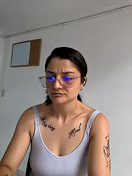 Snapshot of Coralinne__ chatting on 05/02/26, 04:45 Coralinne online show from 05/02/26, 04:45