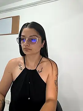 Snapshot of Coralinne__ chatting on 05/04/26, 01:12 Coralinne online show from 05/04/26, 01:12