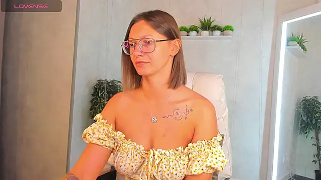Snapshot of Elina_Gravess chatting on 09/15/25, 12:10 Elina Gravess online show from 09/15/25, 12:10