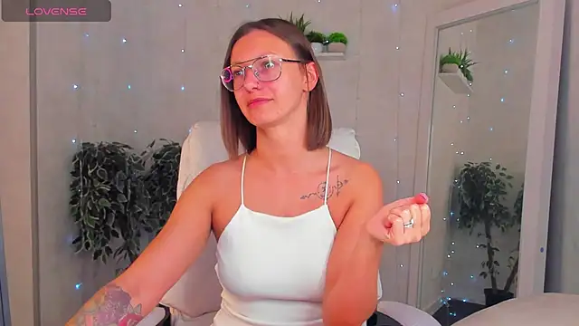 Snapshot of Elina_Gravess chatting on 09/16/25, 12:00 Elina Gravess online show from 09/16/25, 12:00