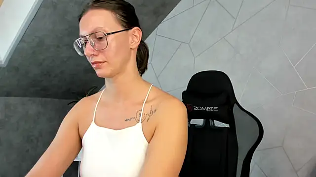Snapshot of Elina_Gravess chatting on 09/20/25, 12:06 Elina Gravess online show from 09/20/25, 12:06