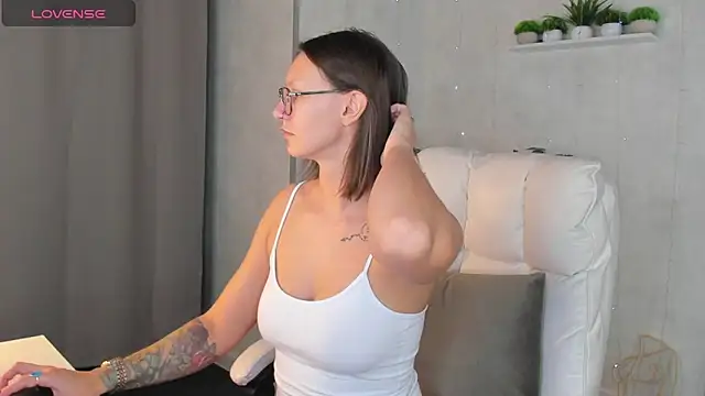Snapshot of Elina_Gravess chatting on 10/07/25, 01:03 Elina Gravess online show from 10/07/25, 01:03