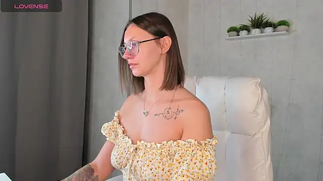 Snapshot of Elina_Gravess chatting on 10/15/25, 12:55 Elina Gravess online show from 10/15/25, 12:55