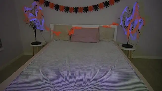 IvyLaurent online show from 10/31/25, 01:34