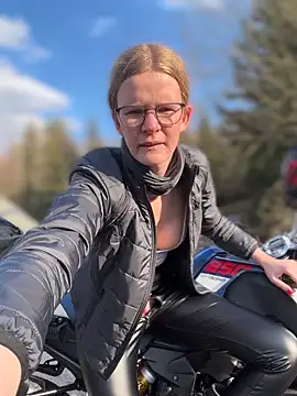 Snapshot of Bikergirl_97 chatting on 03/22/26, 03:26 Bikergirl 97 online show from 03/22/26, 03:26