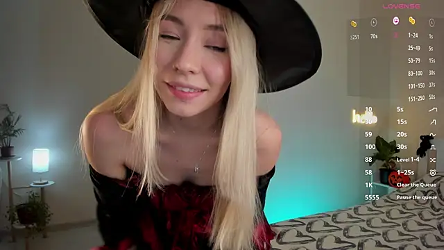 Snapshot of DanaCandy chatting on 10/31/25, 08:32 DanaCandy online show from 10/31/25, 08:32