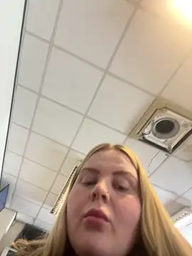 IslaMae online show from 03/25/26, 01:39