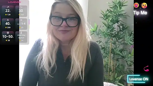 Snapshot of SuzieSub chatting on 10/22/25, 10:48 SuzieSub online show from 10/22/25, 10:48