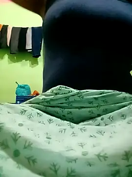 Snapshot of Hotty-couple063 chatting on 10/28/25, 04:42 Hotty-couple063 online show from 10/28/25, 04:42