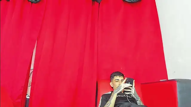 Snapshot of extreme_hot_crazy chatting on 12/15/25, 04:39 extreme hot crazy online show from 12/15/25, 04:39