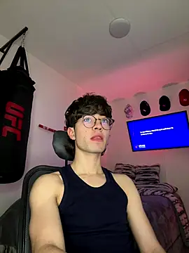 Snapshot of Tonerii chatting on 12/16/25, 01:32 Tonerii online show from 12/16/25, 01:32