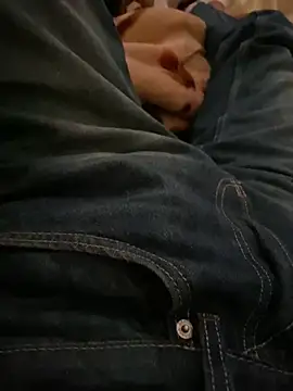 Snapshot of aymen_smi chatting on 10/11/25, 02:04 aymen smi online show from 10/11/25, 02:04