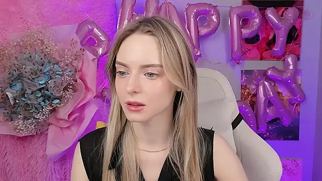 Snapshot of JuliaBrewwer chatting on 09/22/25, 10:39 JuliaBrewwer online show from 09/22/25, 10:39