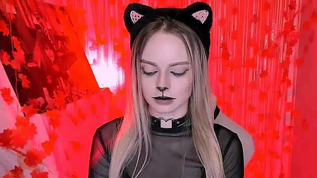 Snapshot of JuliaBrewwer chatting on 10/31/25, 01:34 JuliaBrewwer online show from 10/31/25, 01:34