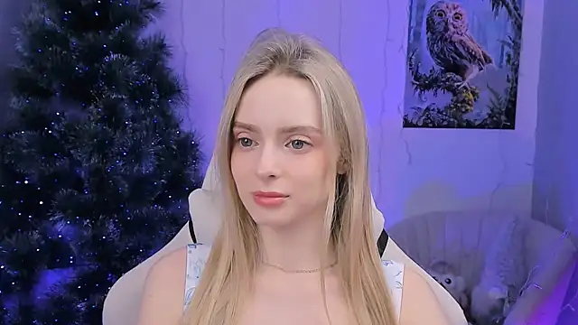 Snapshot of JuliaBrewwer chatting on 12/15/25, 01:37 JuliaBrewwer online show from 12/15/25, 01:37