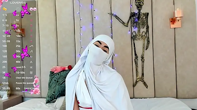 Snapshot of _Zahiira_ chatting on 10/31/25, 12:06 Zahiira online show from 10/31/25, 12:06