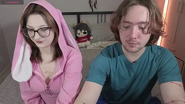 Snapshot of ellen_and_danny chatting on 12/17/25, 05:19 ellen and danny online show from 12/17/25, 05:19