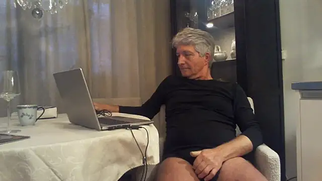 Snapshot of Swegay12-Exhi chatting on 02/06/26, 03:15 Swegay12-Exhi online show from 02/06/26, 03:15