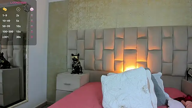 cloesummerr  online show from 11/22/25, 12:04