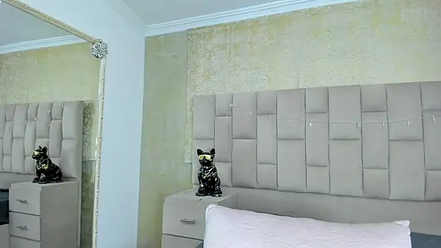 cloesummerr  online show from 12/21/25, 12:34