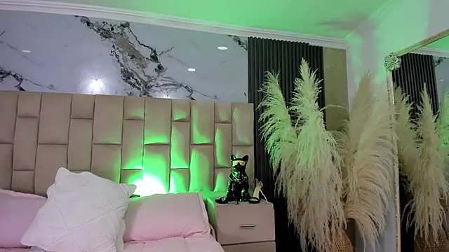 cloesummerr  online show from 04/18/26, 12:31