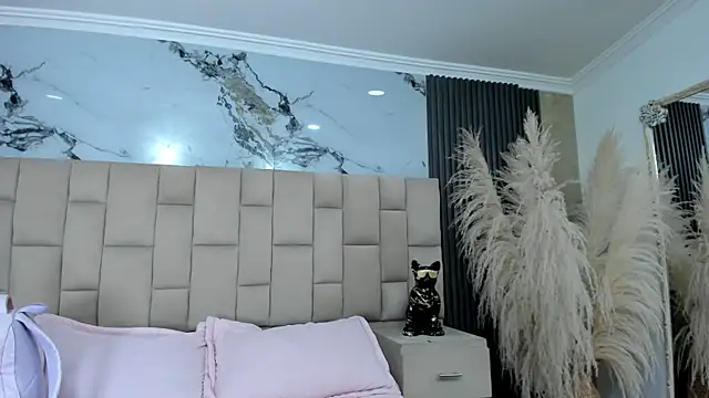 cloesummerr  online show from 04/18/26, 07:07