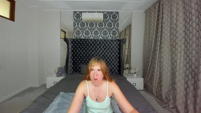 Snapshot of Sofii_darling chatting on 10/06/25, 04:15 Sofii darling online show from 10/06/25, 04:15