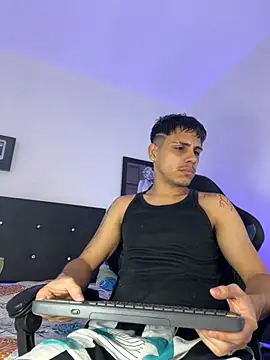 Snapshot of Luke_Stone chatting on 10/24/25, 04:36 Luke Stone online show from 10/24/25, 04:36