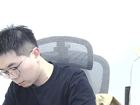 Snapshot of Adzard65 chatting on 10/29/25, 03:25 Adzard65 online show from 10/29/25, 03:25