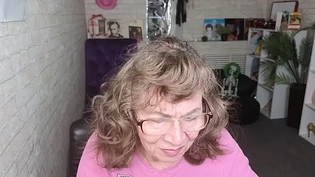 Snapshot of Betty_Brick chatting on 04/16/26, 01:56 Betty Brick online show from 04/16/26, 01:56