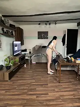 Snapshot of Seductively4_20 chatting on 11/14/25, 11:09 Seductively4 20 online show from 11/14/25, 11:09