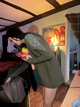 Snapshot of Seductively4_20 chatting on 11/19/25, 01:00 Seductively4 20 online show from 11/19/25, 01:00