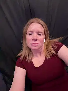 Snapshot of JulieHolliday chatting on 05/16/26, 07:45 JulieHolliday online show from 05/16/26, 07:45