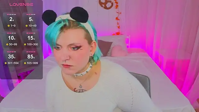 Snapshot of bluelunaray chatting on 09/19/25, 10:27 bluelunaray online show from 09/19/25, 10:27